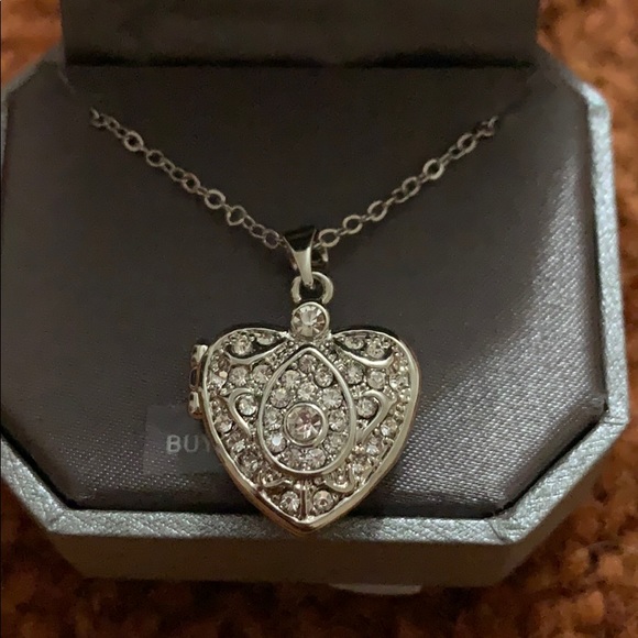 🆕 Dillard’s Heart Locket Necklace - Picture 3 of 6
